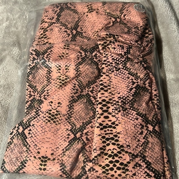 Til You Collapse Effortless Scrunch Leggings- Pink, Black,  Gold Boa Large snake - Picture 6 of 12